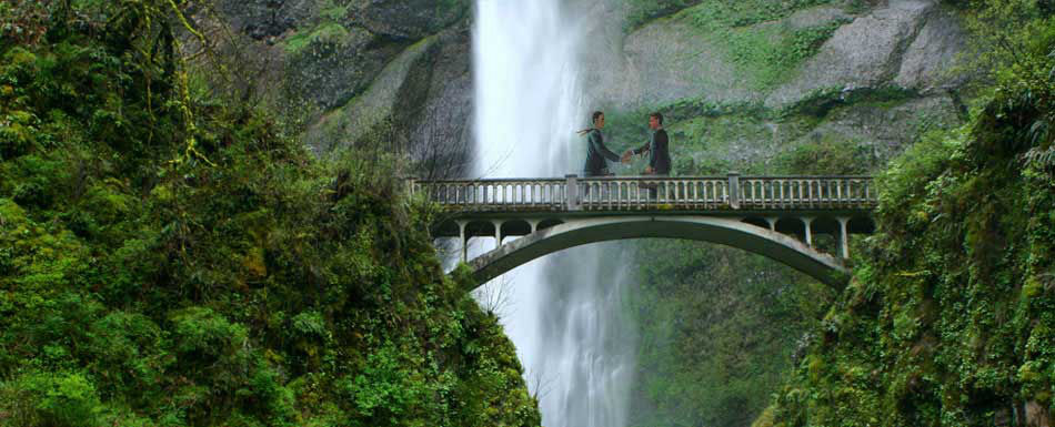 άντρες σε γέφυρα